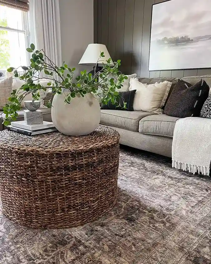 Round coffee table The Rule of Three